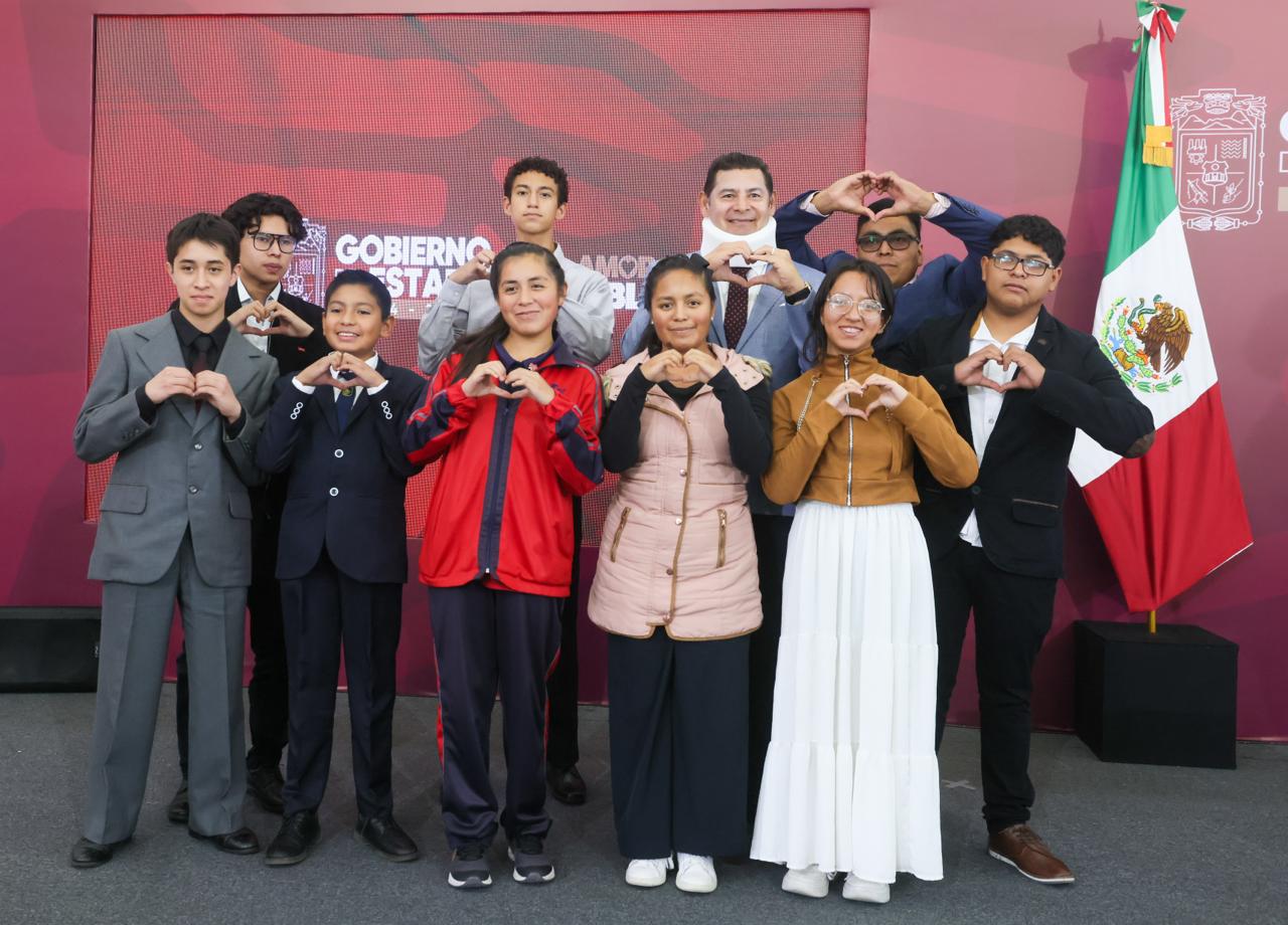 Gobierno estatal apoya a talento poblano rumbo a olimpiada matemática en Singapur