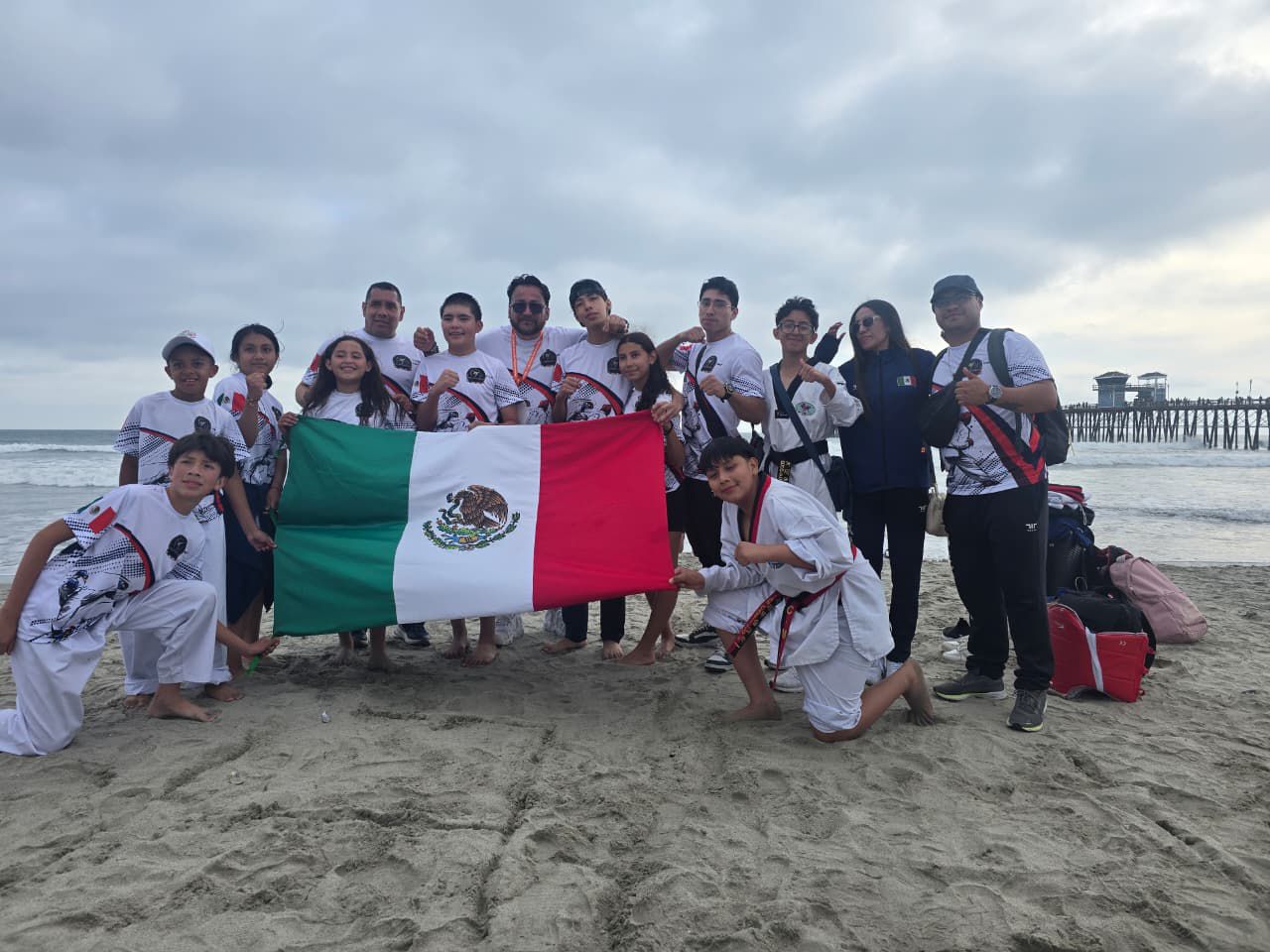 Taekwondoínes poblanos destacan en torneo internacional en California