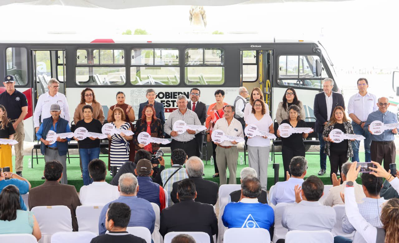 Gobierno estatal cumple compromiso y entrega nuevas unidades a transportistas