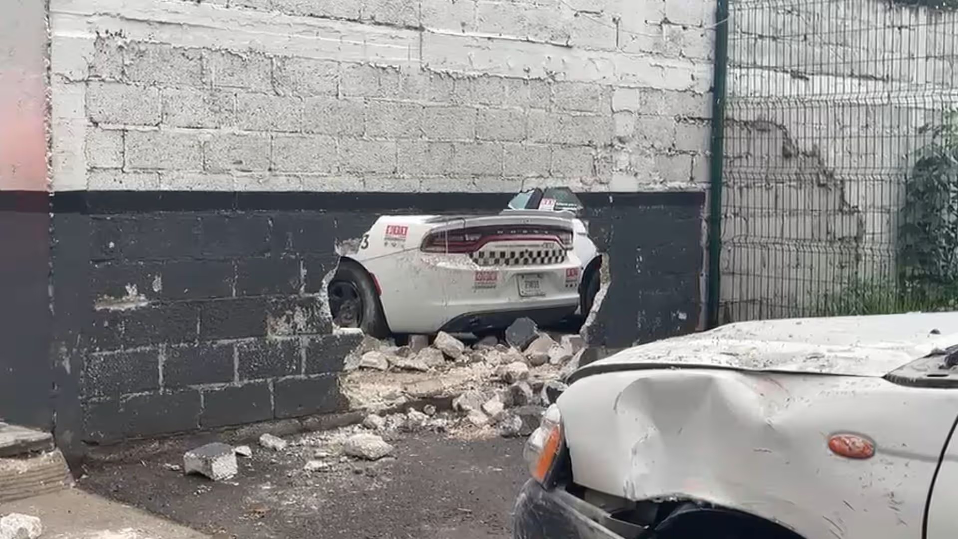 Camioneta se estrella contra barda de la Guardia Nacional en Puebla