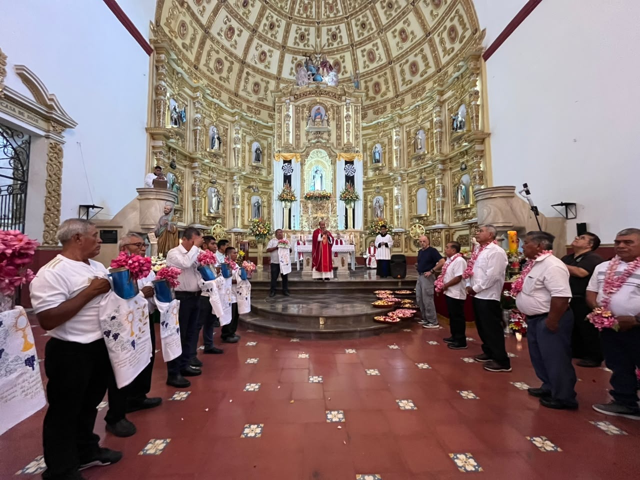 Vive Izúcar el cambio de  la Cofradía del Santísimo