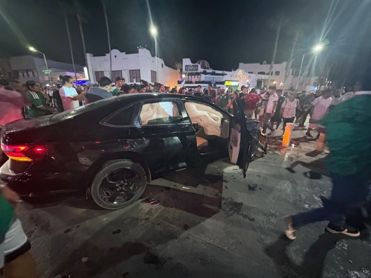 Conductor embiste a multitud tras festejos en Cabo San Lucas