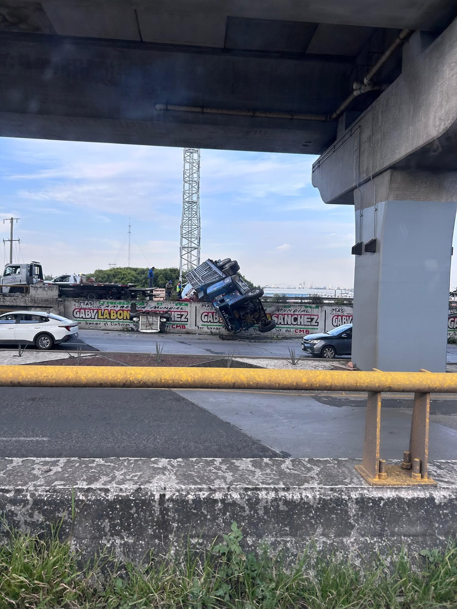 Vuelca tráiler con fresas en la autopista México-Puebla y provoca cierre total