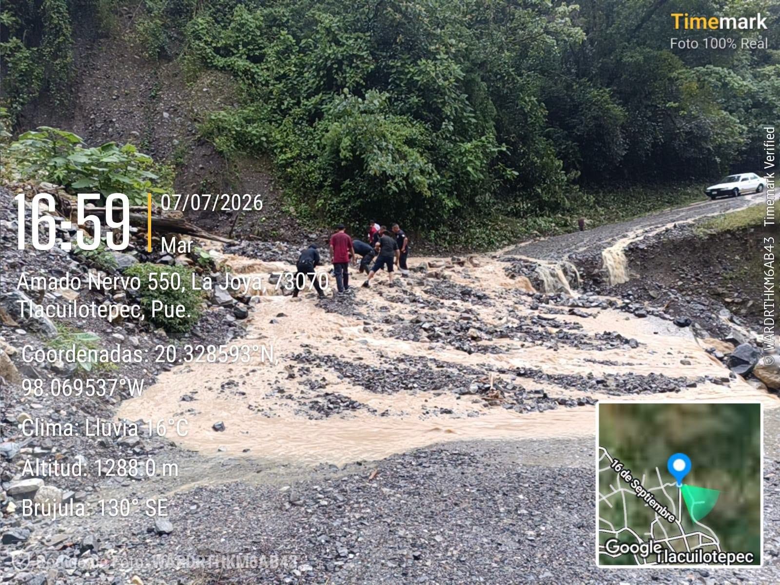 Lluvias provocan deslave y afectan tramo carretero en Tlacuilotepec