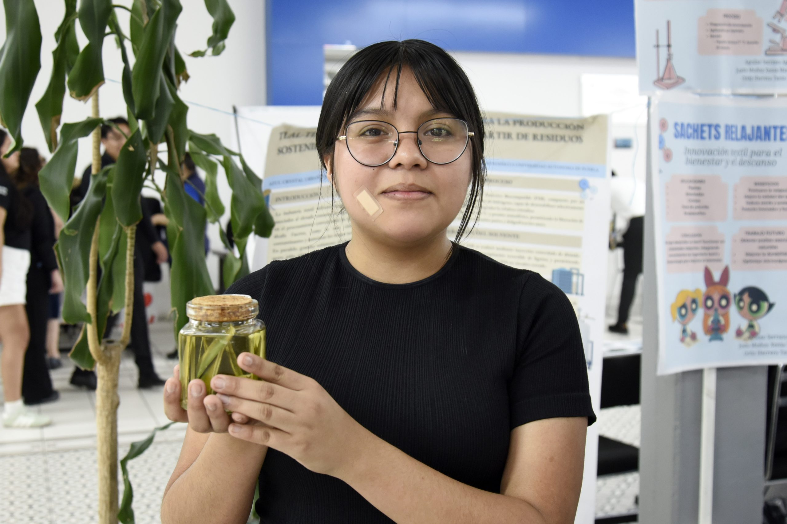 Estudiante de la BUAP  busca transformar residuos  de agave en fibras textiles