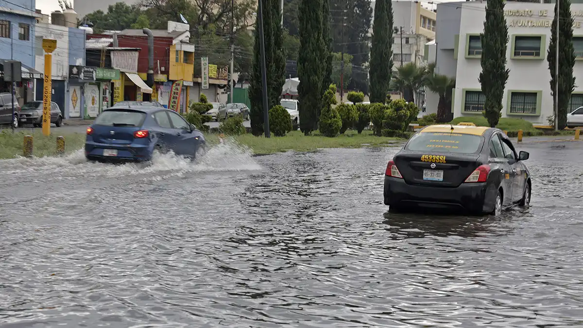 Lluvia con granizo provoca inundaciones en la ciudad de Puebla