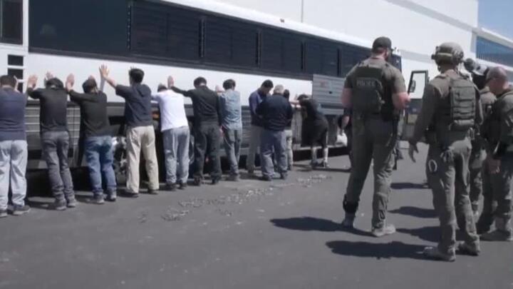 Jueza de EU ordenó al ICE corregir trato inhumano a migrantes