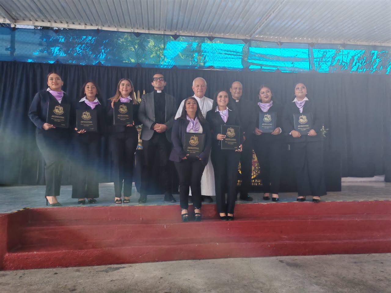 Acompaña Arzobispo de Puebla a graduados de la UEP