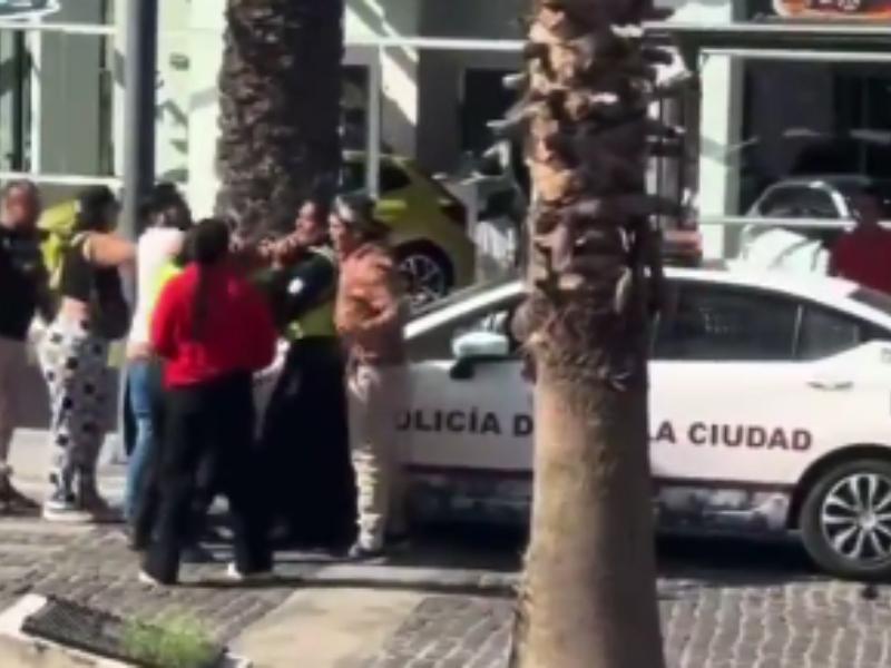 Familia desata violenta agresión contra agentes de Tránsito en Puebla