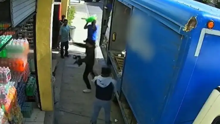 Captan en video violento asalto a depósito de refrescos en Tehuacán